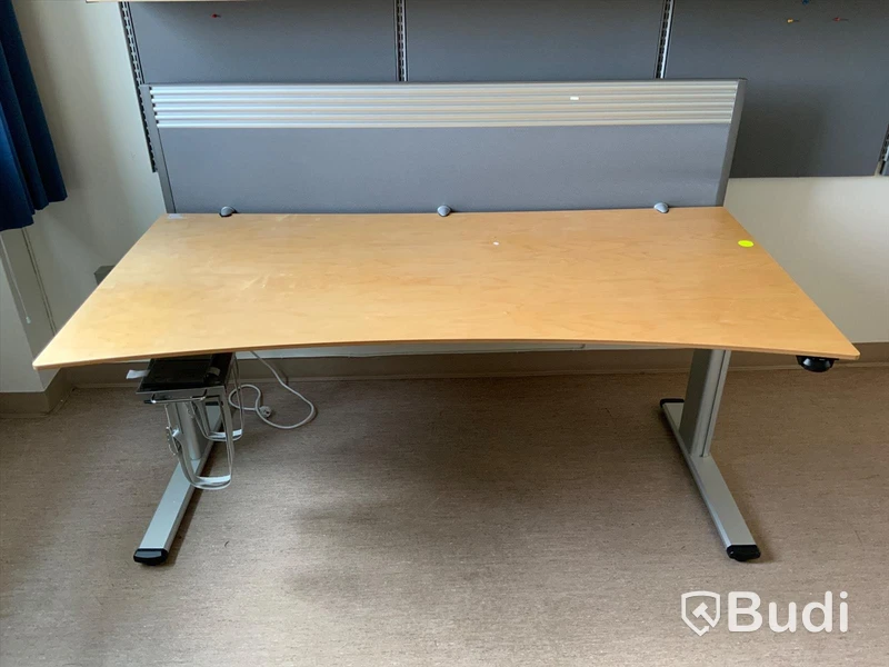Skrivbord, elektriskt höj- och sänkbart, B180xD90 cm. Inklusive skärm.