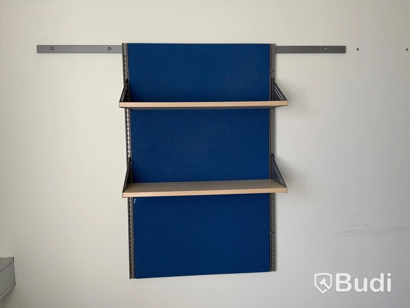 Hyllor, en sektion med två hyllplan.