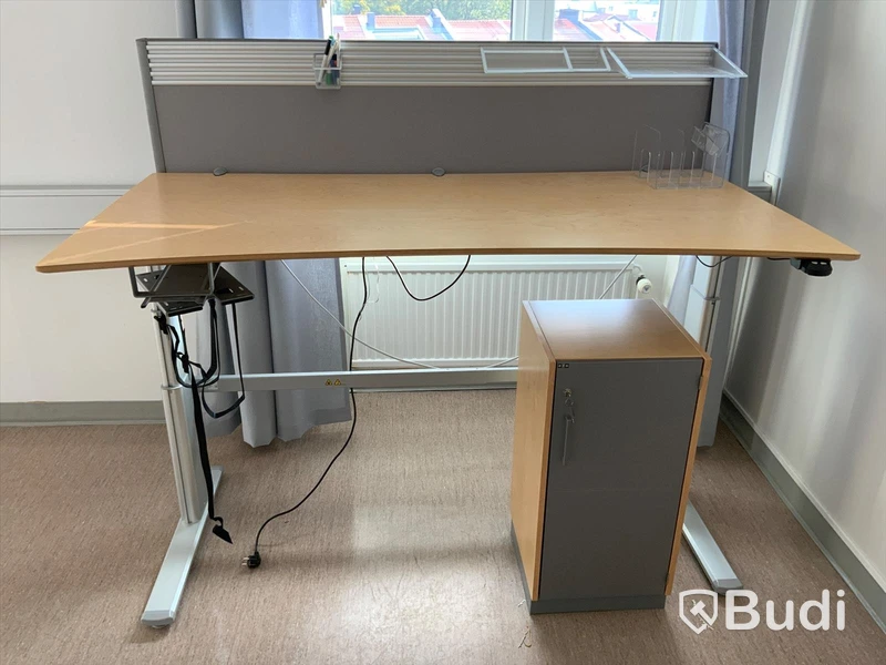 Skrivbord, elektriskt höj- och sänkbart med skärm, B180xD90 cm. Inklusive Hurts H82xB40XD40 cm.