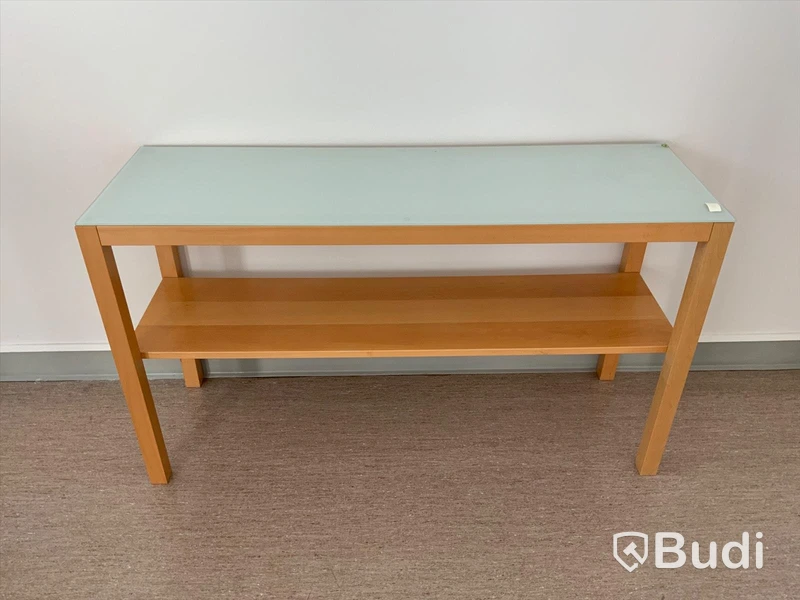 Bänk med glasskiva. Mått H71xB125xD40 cm.