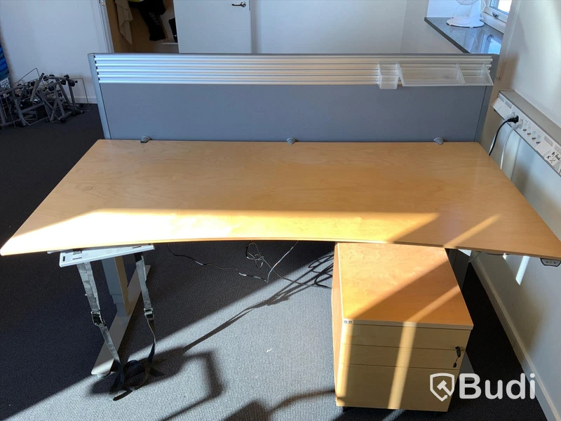 Skrivbord, elektriskt höj- och sänkbart med skärm, B180xD90 cm. Inklusive hurts, H52xB43xD62 cm. Omstartad budgivning
