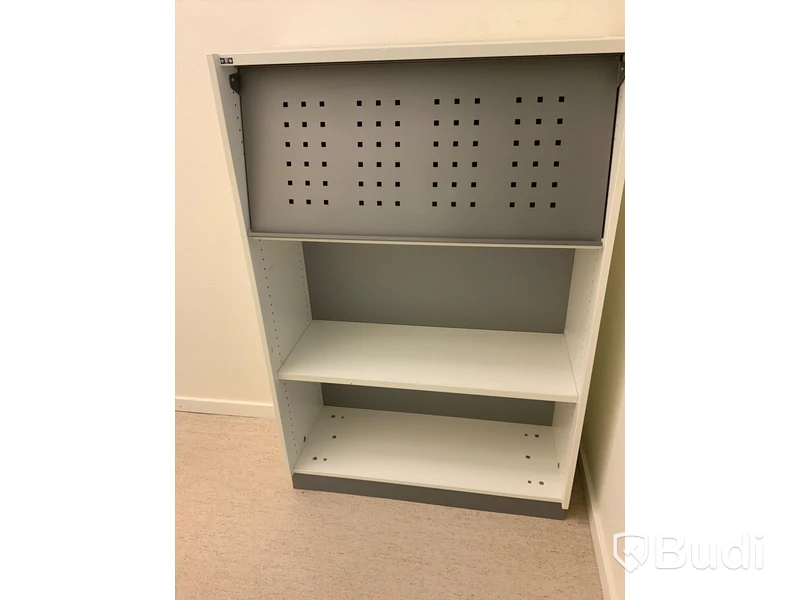 Hylla med 2 hyllplan. Mått H120xB80xD33 cm.