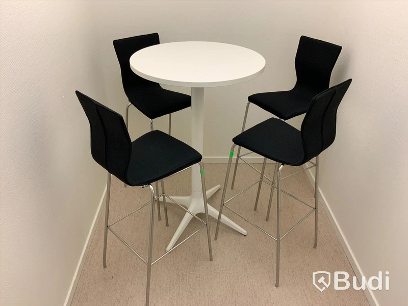 Ståbord med 4st tillhörande svarta stolar. Omstartad budgivning