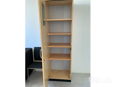 Skåp med hyllplan. Mått H195xB60xD44 cm.