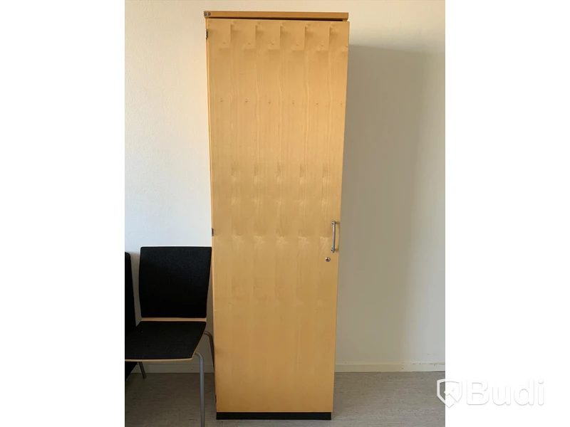 Skåp med hyllplan. Mått H195xB60xD44 cm.