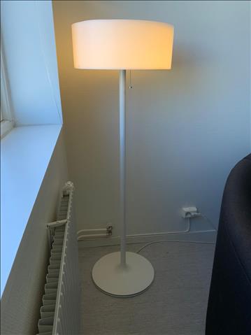 Golvlampa, Ateljé Lyktan. Mått: H141xD47 cm. 