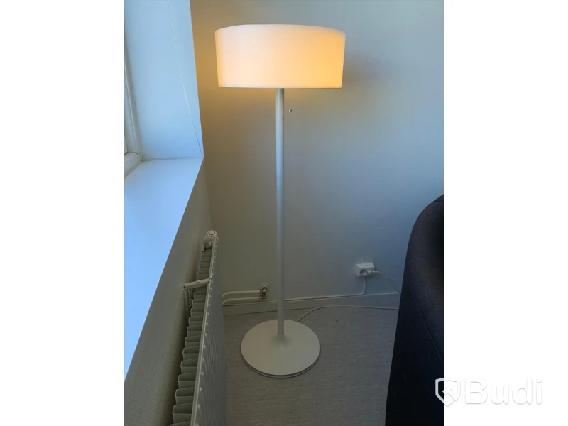 Golvlampa, Ateljé Lyktan. Mått: H141xD47 cm.