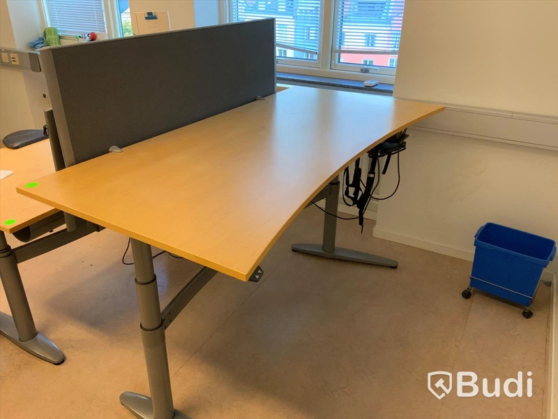 Skrivbord, elektriskt höj- och sänkbart med skärm, B180xD90 cm.