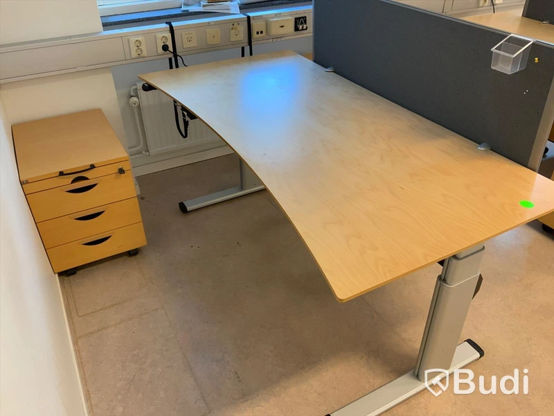 Skrivbord, elektriskt höj- och sänkbart med skärm, B180xD90 cm. Inklusive hurts H60,5xB43XD62 cm.