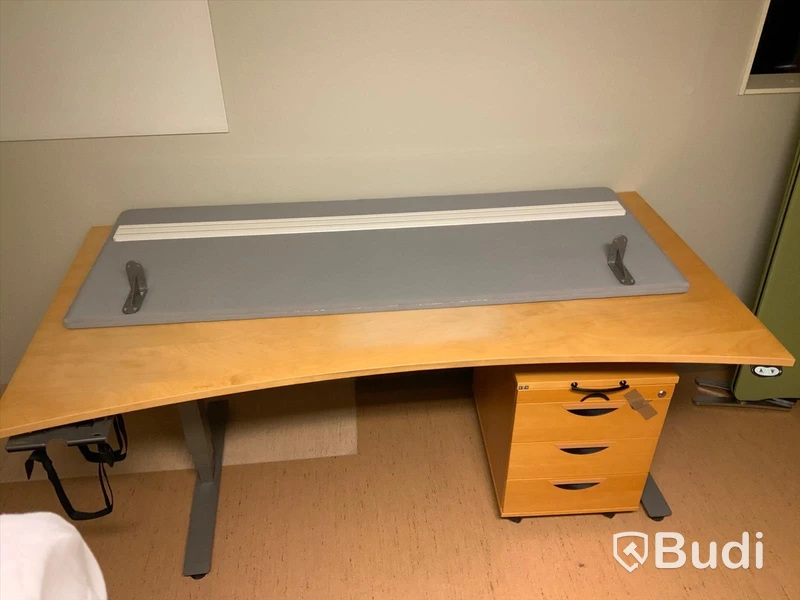 Skrivbord, elektriskt höj- och sänkbart med skärm, B180xD90 cm. Inklusive hurts H52xB43XD62 cm. Omstartad