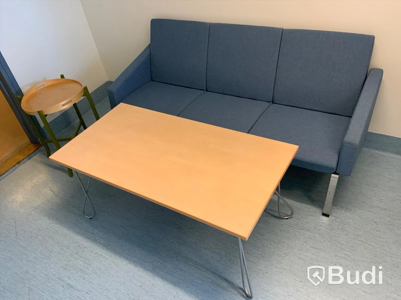Soffa lounge, blå tygklädsel, med tillhörande bord. Plus extra sidobord.