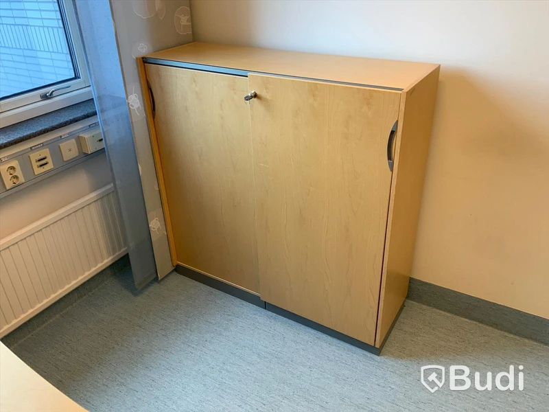 Skrivbord, elektriskt höj- och sänkbart, inklusive hurts och 2st bokhyllor. Plus skrivbordslampa.