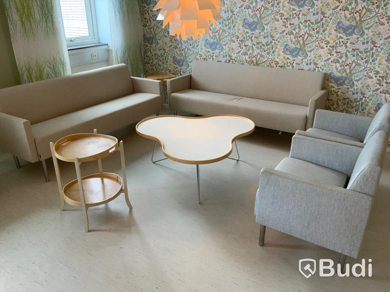 Möbelgrupp. 2st soffor, 2st fåtöljer med tillhörande bord och 2st små sideboards. - rum 5088