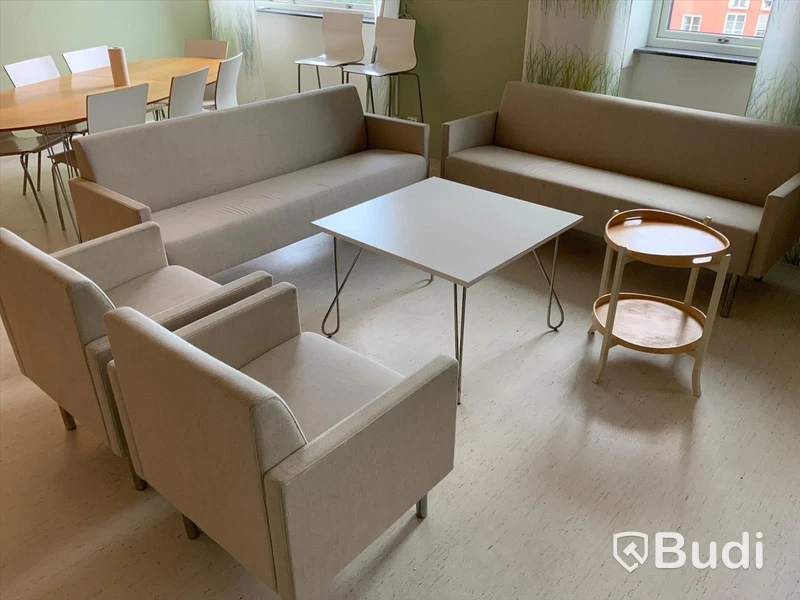 Möbelgrupp. 2st soffor, 2st fåtöljer med tillhörande bord och 2st små sideboards. - rum 5088