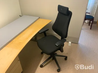 Skrivbord, elektriskt höj- och sänkbart. Inklusive hurts, kontorsstol,skrivbordsskärm, golvskärm, bokhylla och anslagstavla - Rum 3105