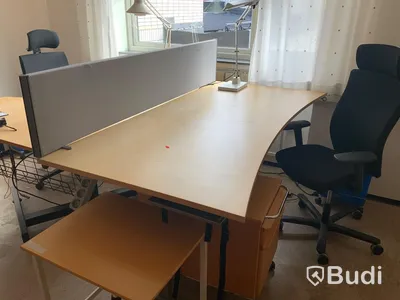 Skrivbord, elektriskt höj, kontorsstol, Hurts, sidobord, skrivbordslampa, jalusibokhylla, skärmvägg  - Rum 3011