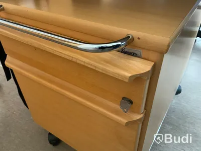 Skrivbord, elektriskt höj, kontorsstol, Hurts, sidobord, skrivbordslampa, jalusibokhylla, skärmvägg  - Rum 3011