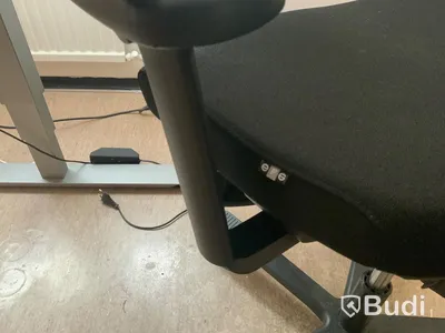 Skrivbord, elektriskt höj, kontorsstol, Hurts, sidobord, skrivbordslampa, jalusibokhylla, skärmvägg  - Rum 3011
