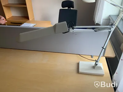 Skrivbord, elektriskt höj, kontorsstol, Hurts, sidobord, skrivbordslampa, jalusibokhylla, skärmvägg  - Rum 3011