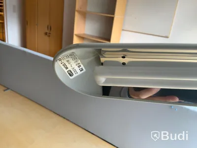 Skrivbord, elektriskt höj, kontorsstol, Hurts, sidobord, skrivbordslampa, jalusibokhylla, skärmvägg  - Rum 3011