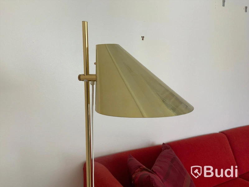 Vinkelsoffa inklusive soffbord och golvlampa mässing - Rum 3011