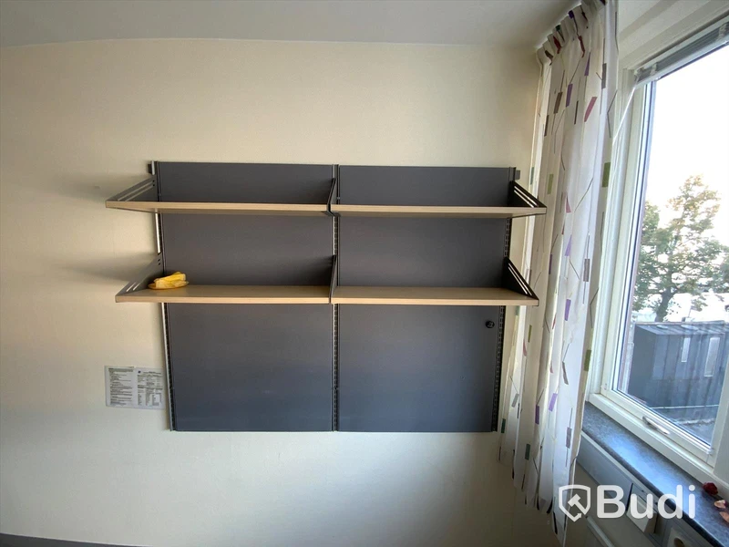 Vägghyllor 4sektioner, hyllplan 8st - Rum 3072B