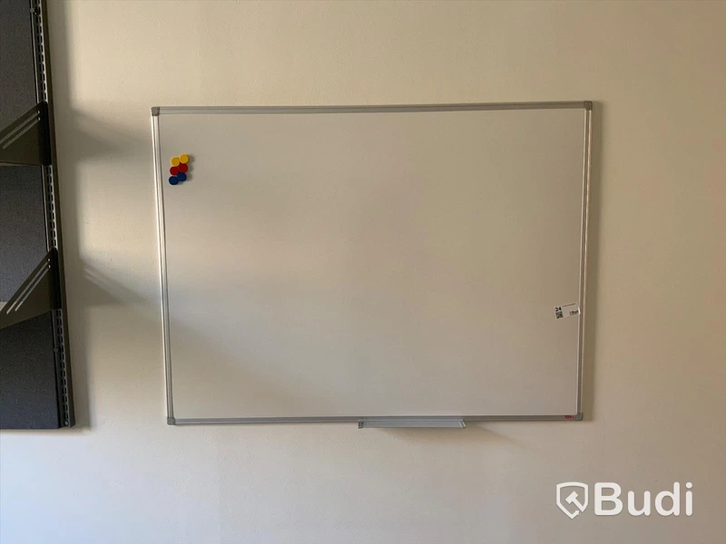 Whiteboard 2st inklusive vägghylla sektioner 2st, hyllplan 4st   - Rum 3061
