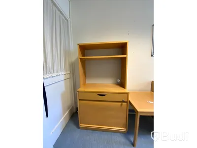 Jalusibokhylla, sidobord, skåp och anslagstavla flanell - Rum 3103A