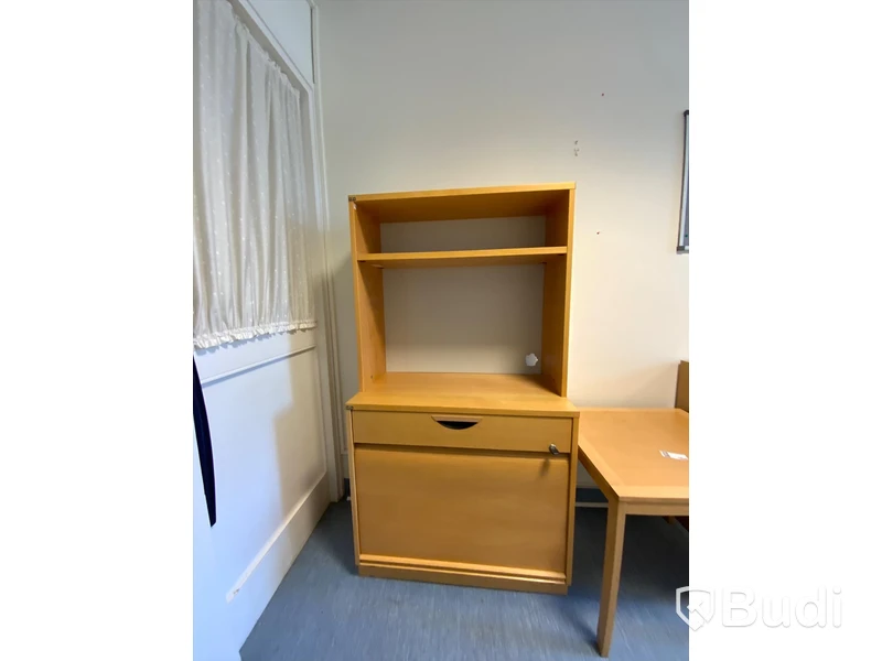 Jalusibokhylla, sidobord, skåp och anslagstavla flanell - Rum 3103A