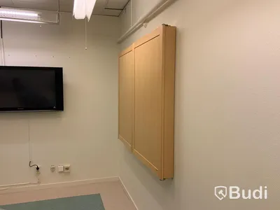 Whiteboardskåp inkl. blädderblocksupphägning och projektorduk - Rum3102