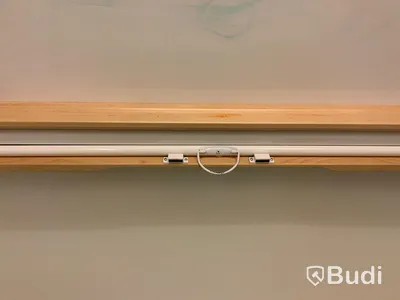 Whiteboardskåp inkl. blädderblocksupphägning och projektorduk - Rum3102
