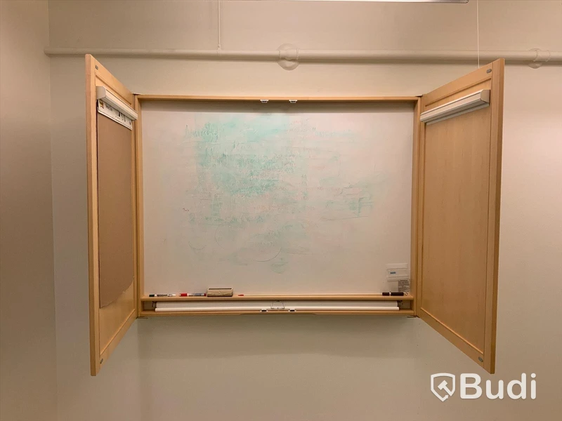 Whiteboardskåp inkl. blädderblocksupphägning och projektorduk - Rum3102