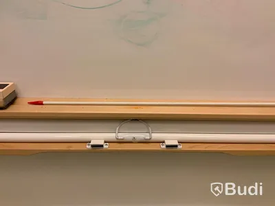 Whiteboardskåp inkl. blädderblocksupphägning och projektorduk - Rum3102