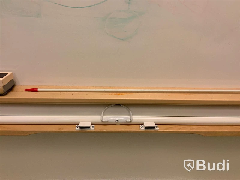 Whiteboardskåp inkl. blädderblocksupphägning och projektorduk - Rum3102