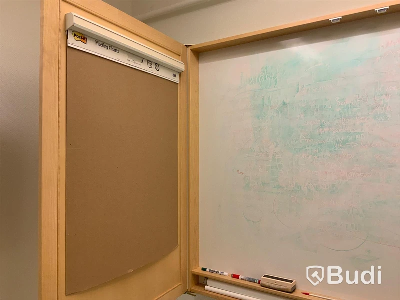 Whiteboardskåp inkl. blädderblocksupphägning och projektorduk - Rum3102