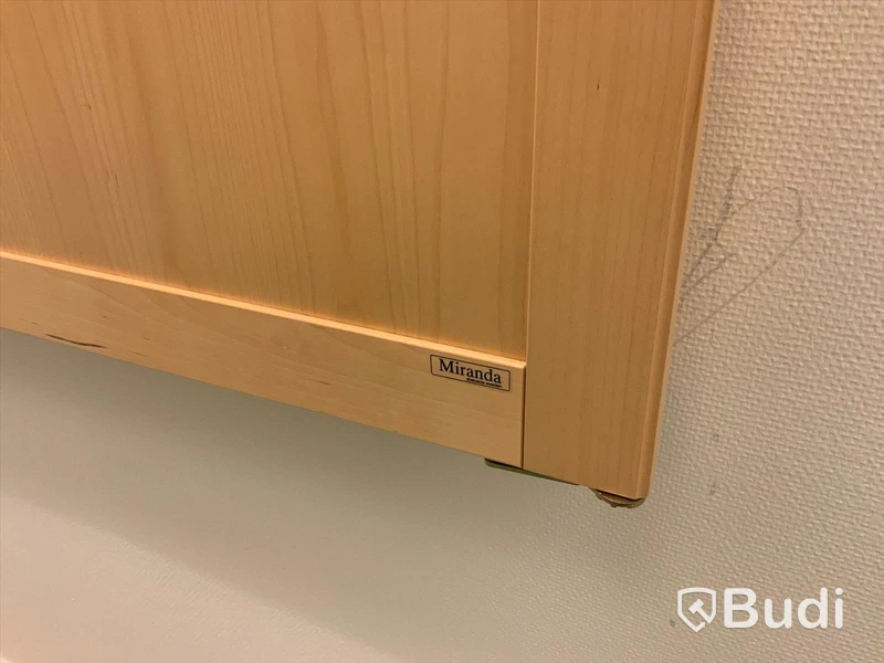 Whiteboardskåp inkl. blädderblocksupphägning och projektorduk - Rum3102