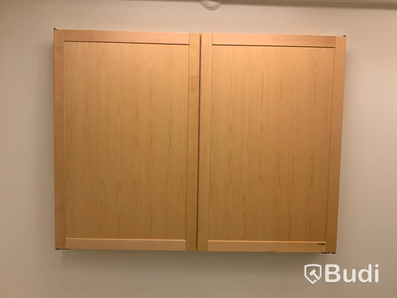 Whiteboardskåp inkl. blädderblocksupphägning och projektorduk - Rum3102