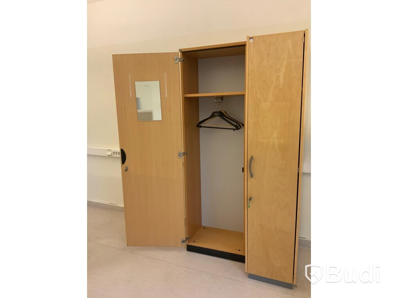 Klädskåp 2st EFG - Rum 3138