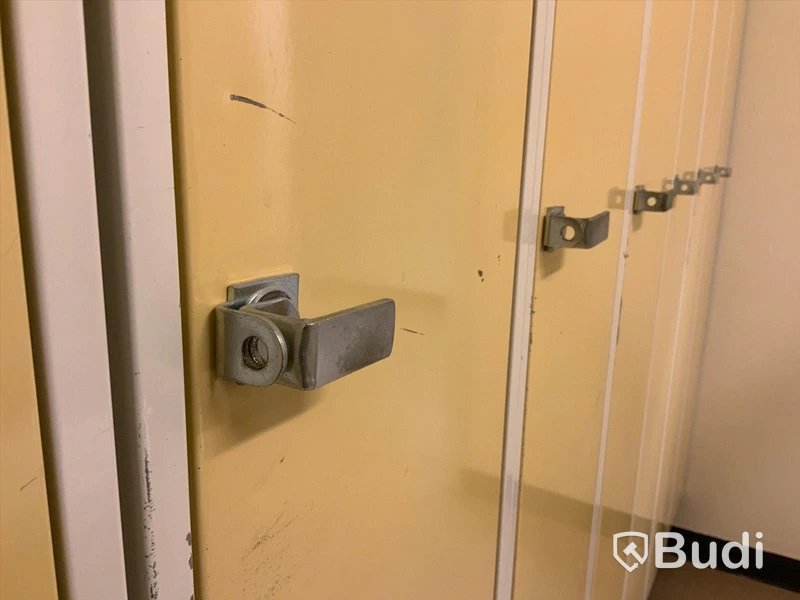 Skåp för omklädningsrum Inklusive 1st omklädningsbänk och förvaringsskåp - Rum 3109