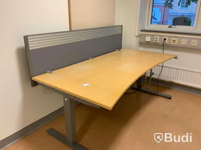 Höj och sänkbart skrivbord inklusive skrivbordsskärm - rum 2036