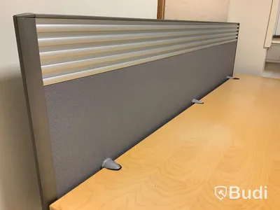 Höj och sänkbart skrivbord inklusive skrivbordsskärm - rum 2036