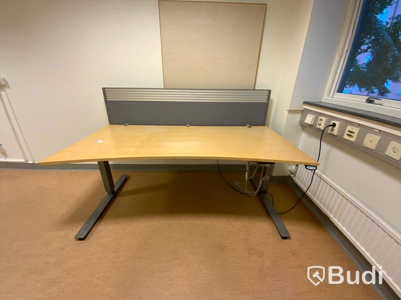 Höj och sänkbart skrivbord inklusive skrivbordsskärm - rum 2036