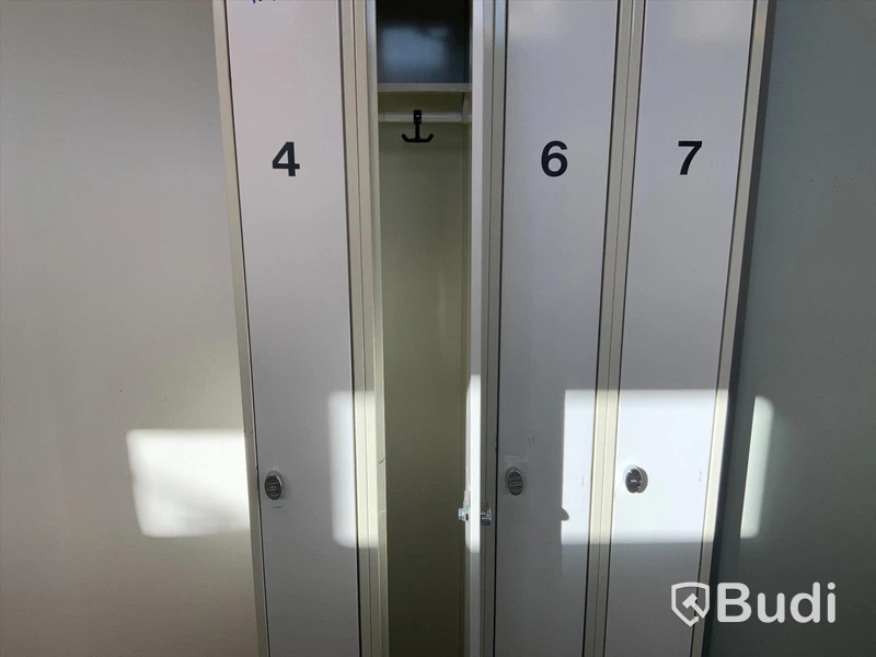 1st sektioner med totalt 4st smala omklädningsskåp, Utanför 2139C