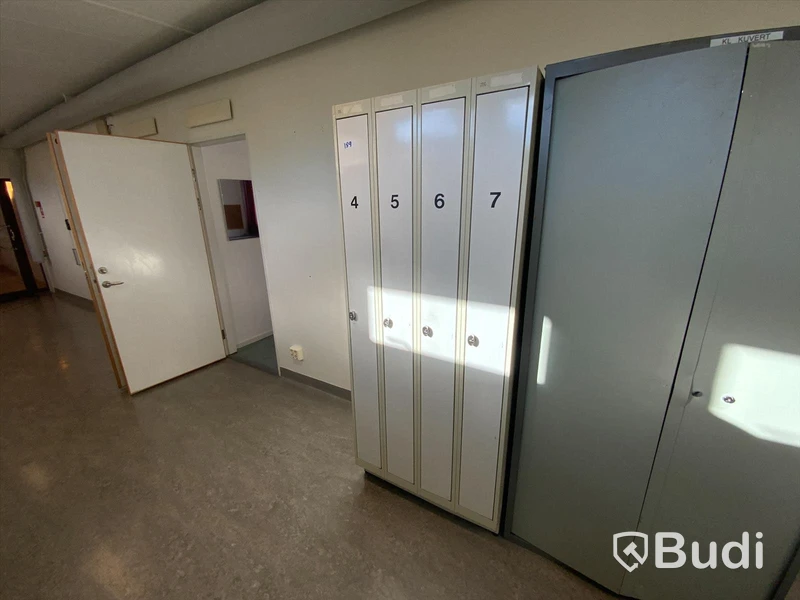 1st sektioner med totalt 4st smala omklädningsskåp, Utanför 2139C