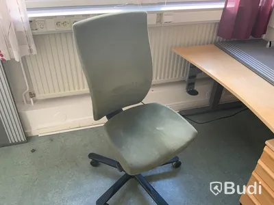 Paket med elektriskt höj och sänkbart skrivbord, hurts, skåp samt EFT Skrivbordsstol