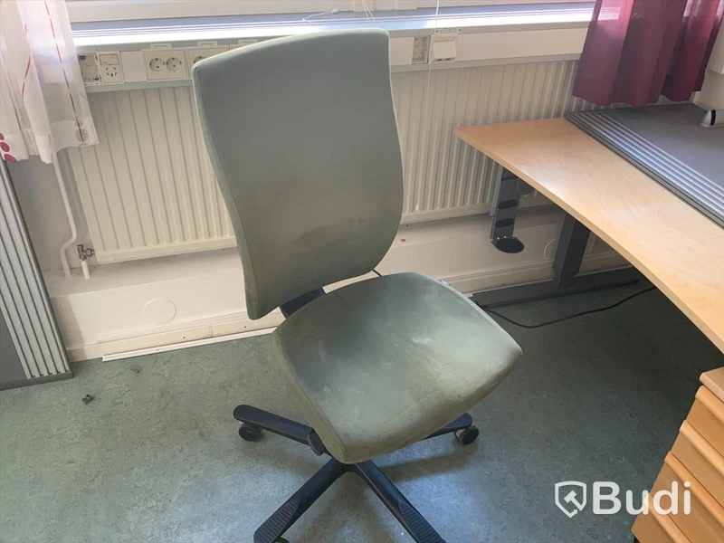 Paket med elektriskt höj och sänkbart skrivbord, hurts, skåp samt EFT Skrivbordsstol