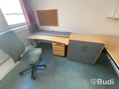Paket med elektriskt höj och sänkbart skrivbord, hurts, skåp samt EFT Skrivbordsstol
