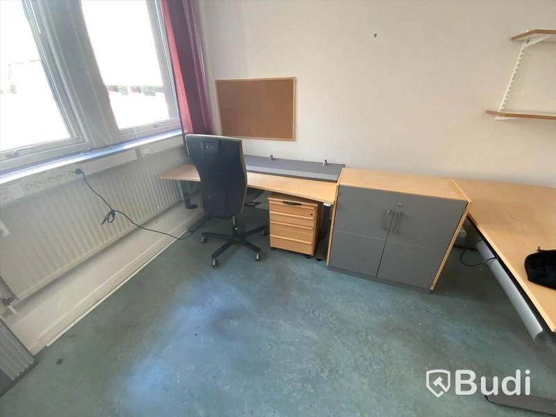 Paket med elektriskt höj och sänkbart skrivbord, hurts, skåp samt EFT Skrivbordsstol