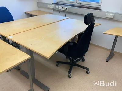 2st elekriskt höj och sänkbara skrivbord olika modeller, 3 avlastningsbord, 2st skrivbordsstolar, RUM 203