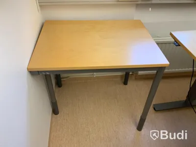 2st elekriskt höj och sänkbara skrivbord olika modeller, 3 avlastningsbord, 2st skrivbordsstolar, RUM 203
